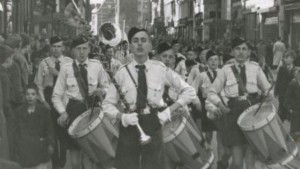 PARADE VAN NSB-JEUGD IN AMSTERDAM, NABIJ DE MUNT - BRON NIOD